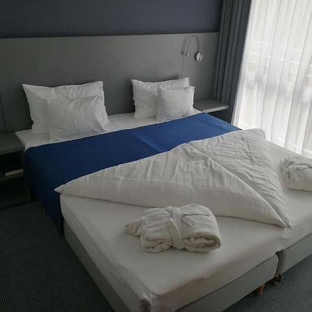 Hotel Yacht Wellness & Business Siofok Ngoại thất bức ảnh
