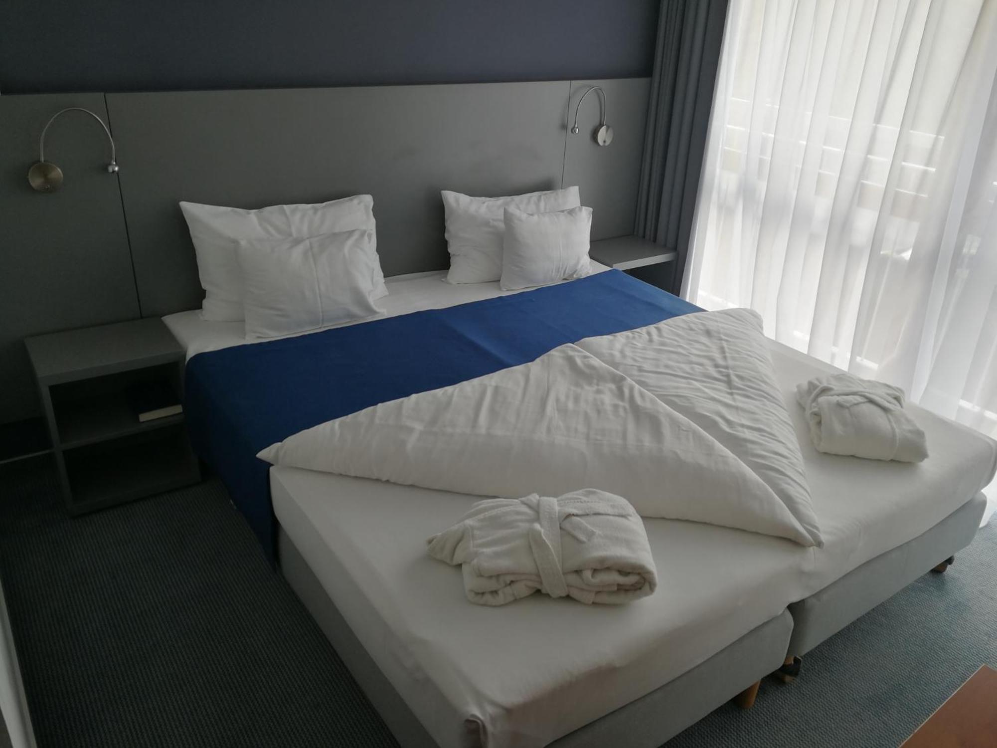 Hotel Yacht Wellness & Business Siofok Ngoại thất bức ảnh