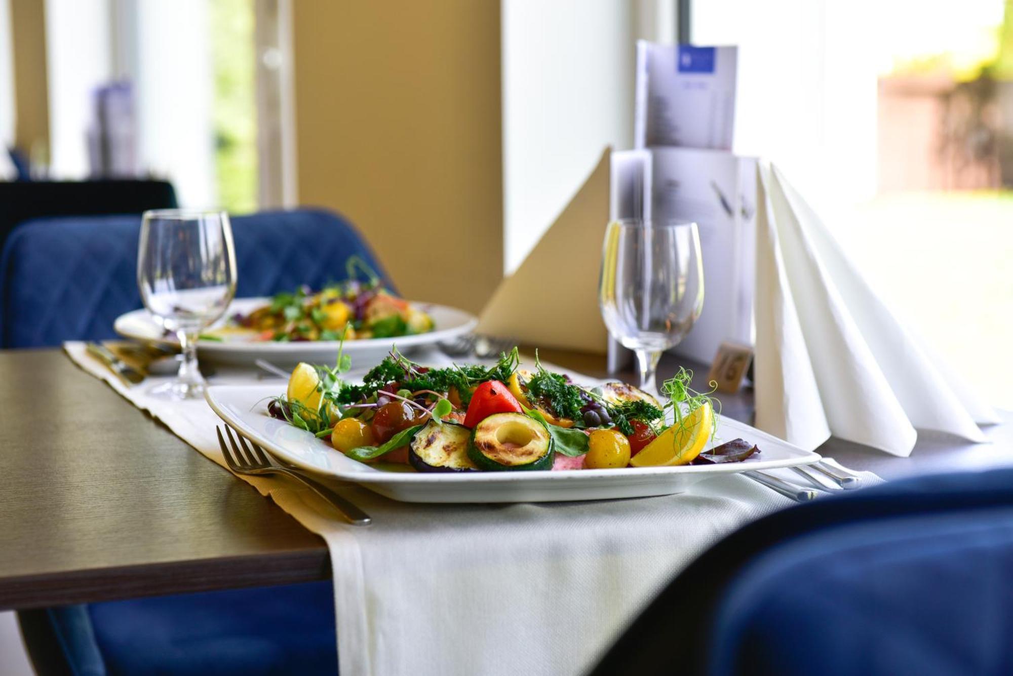 Hotel Yacht Wellness & Business Siofok Ngoại thất bức ảnh